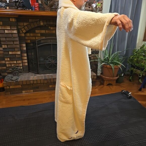 Lambie Wearable Blanket wSleeves 68x56in BathandBodyWorks Robe SOFT Fleece Cream - Picture 5 of 16